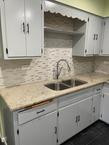 Building Photo - 634 Lawler Ave