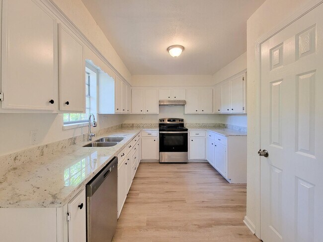 Building Photo - 6 Sowell Ln