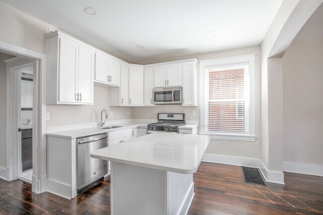 Building Photo - Charming Renovation in the HEART of DOGTOWN!