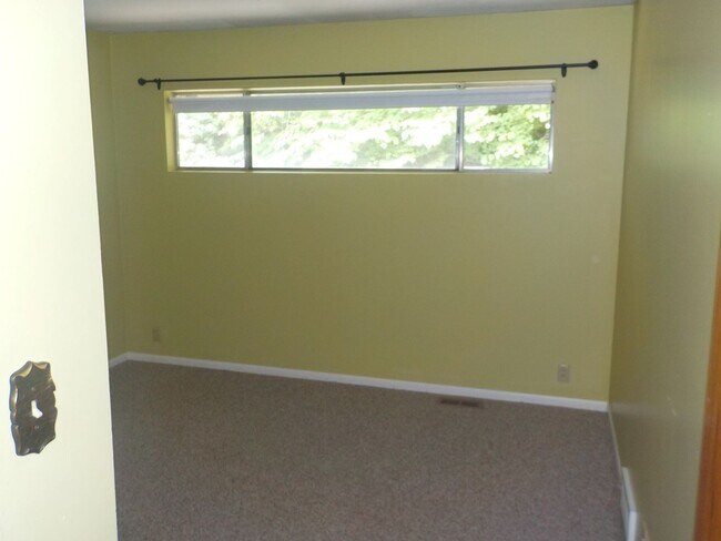 Bedroom - 101 S Bunker Hill Dr