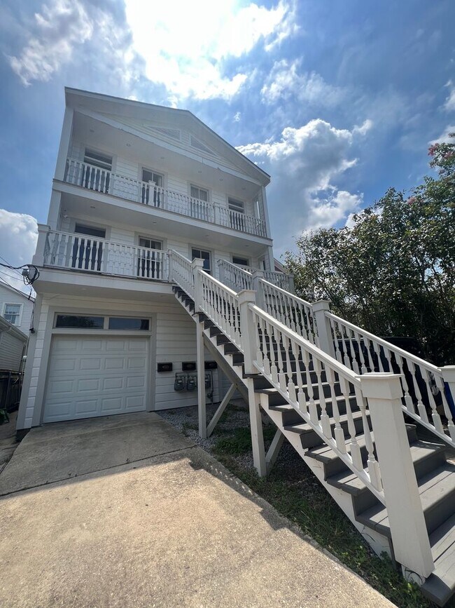 Primary Photo - 6050 Laurel St