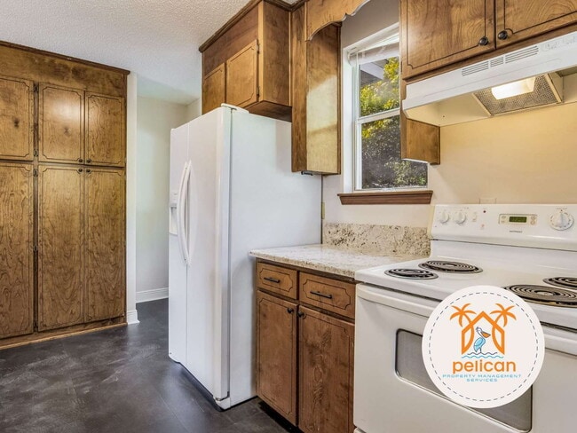 Building Photo - Cozy 2 Bedroom House with Large Yard in Pe...
