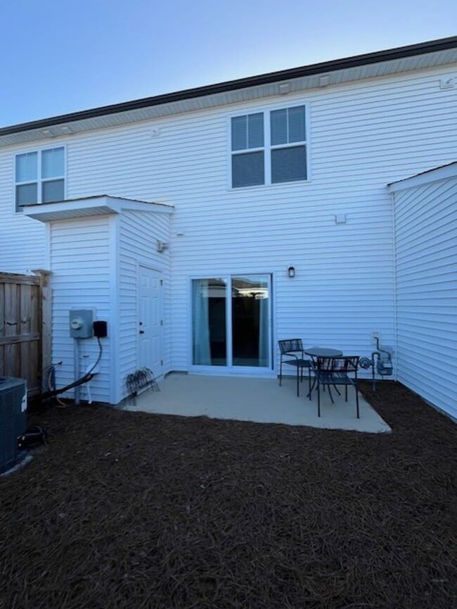 Building Photo - Stunning townhouse located in the heart of...