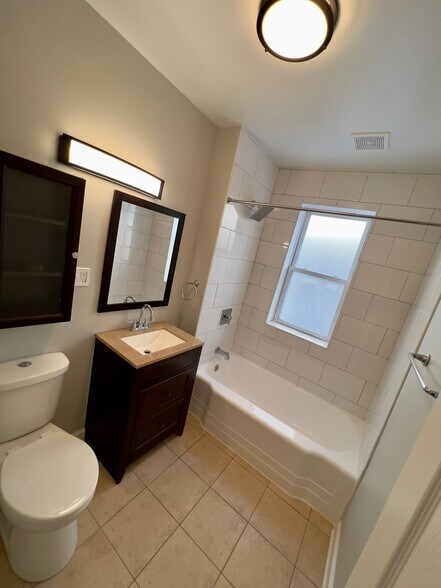 Building Photo - 4827 W Barry Ave