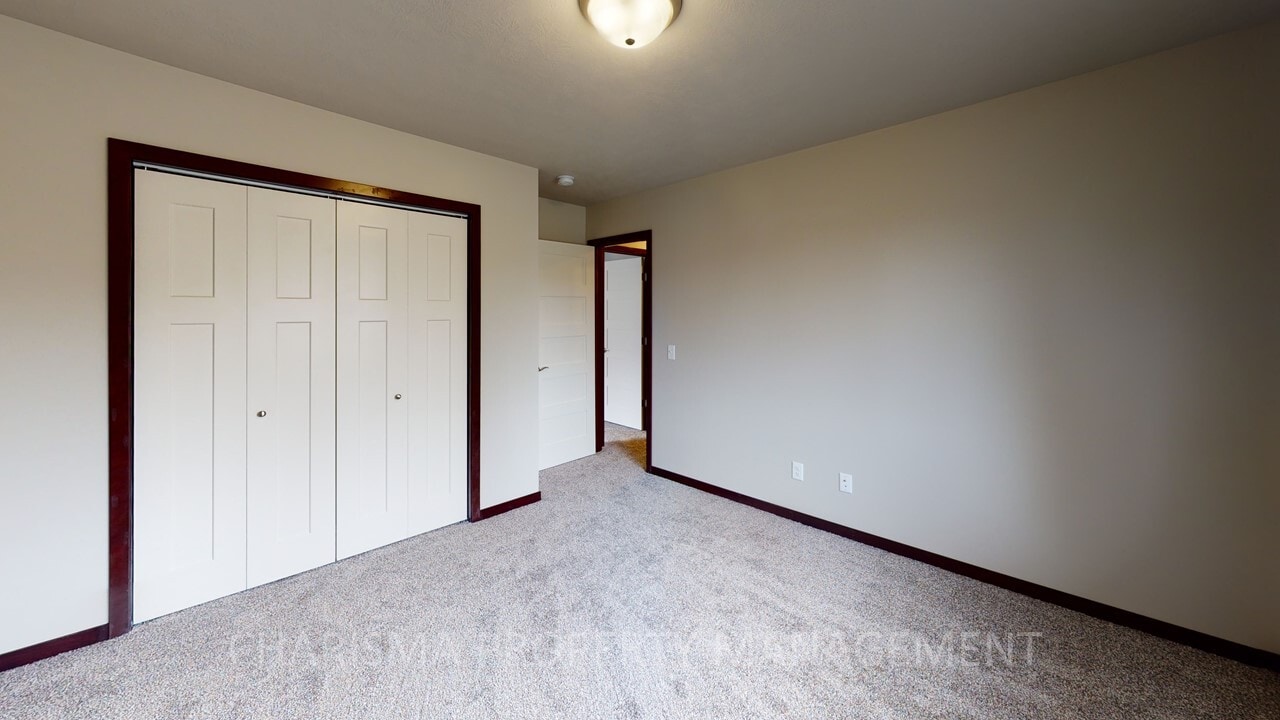 Building Photo - 290 Vernon Dr