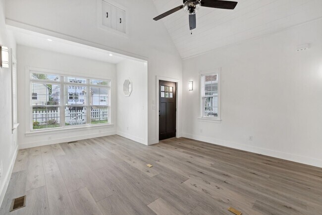 Building Photo - Charming Renovated 1900s Home with Modern Flair – Nashville, TN 37210 FOR LEASE
