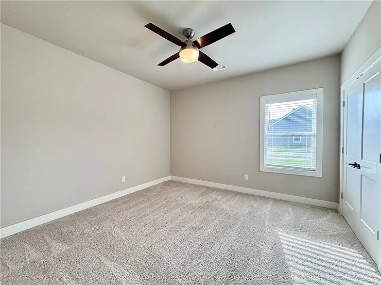 Building Photo - 837 NE Heights Ln