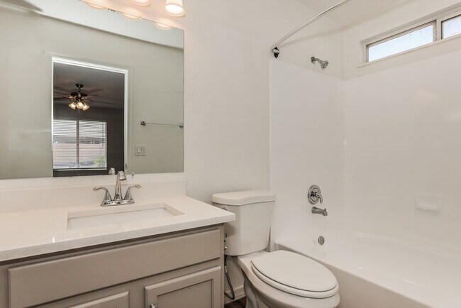 Building Photo - 523 N Bailey Cir