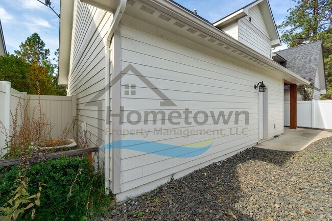 Building Photo - 3 Bedroom 3 Bathroom Home with Attached 2 Car Garage Available in Coeur d'Alene!