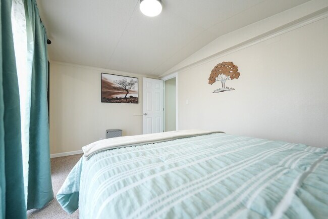 Building Photo - Modern Furnished 2 Bed/2 Bath Home • Laundry • Internet Included