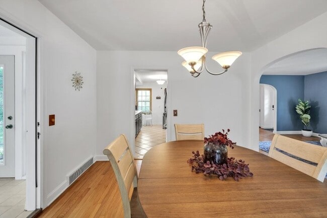 Building Photo - Charming 2 Bed 2 Bath House in the Heart o...