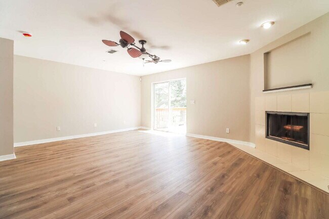 Building Photo - Tropical Dunedin Rental