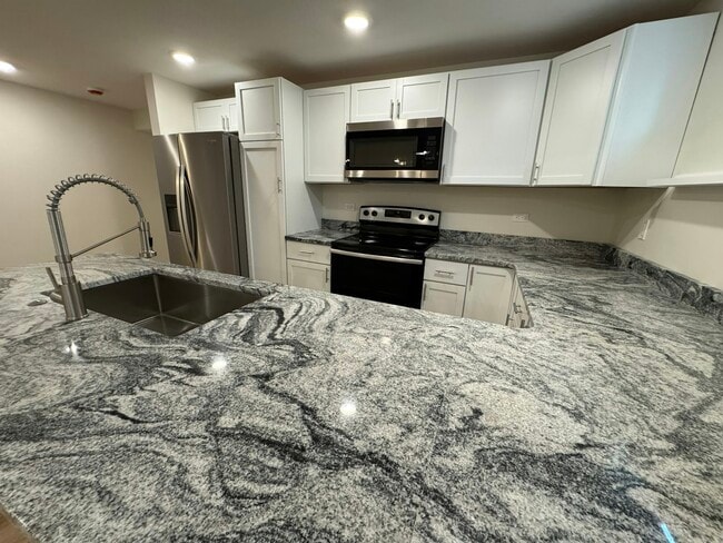 Building Photo - 1411 Rosemary Ln