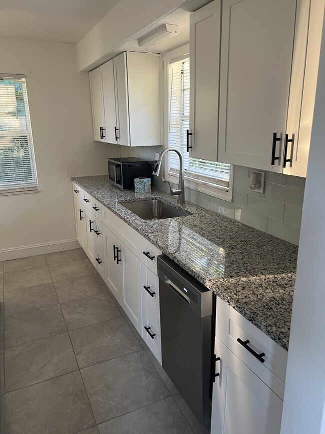 Building Photo - Updated 3/1 Home for Rent Close to Downtown Fort Myers Fun & Dining!