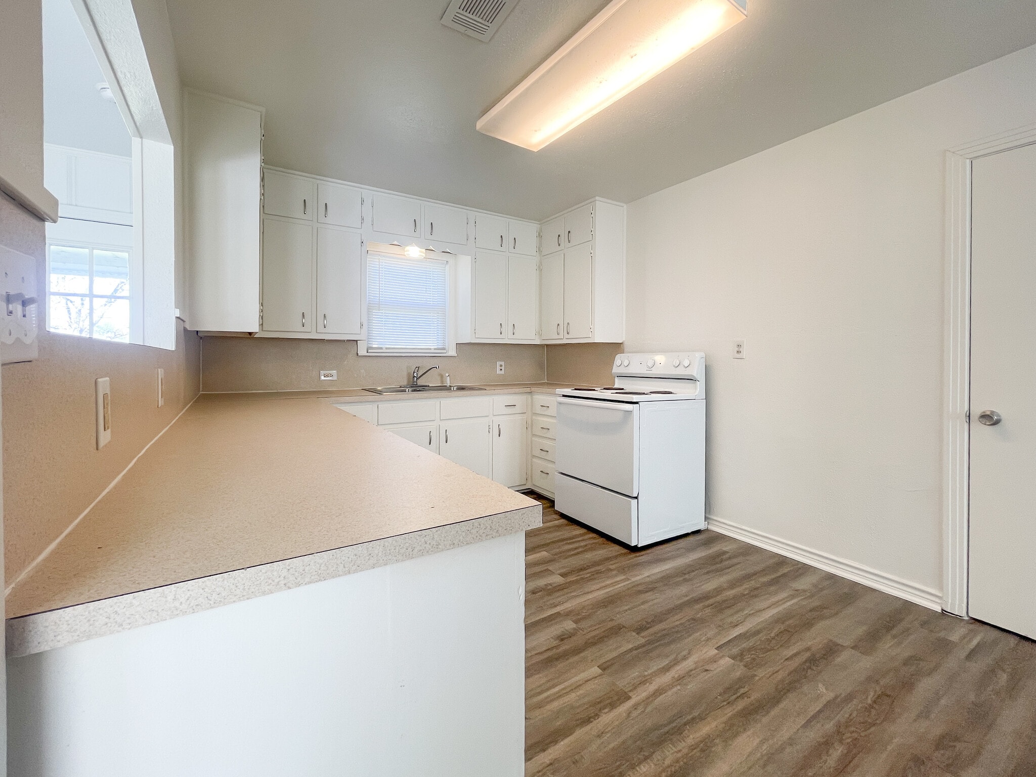 Building Photo - 701 N Barbara St