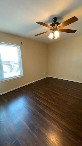 Building Photo - 1831 Sherwood Forest St