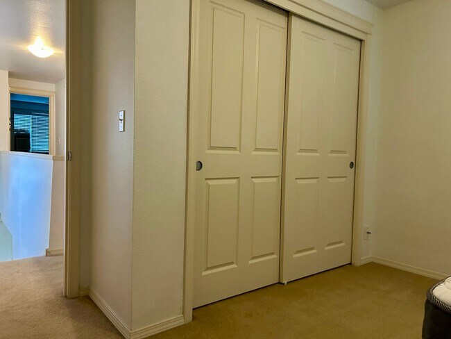 Building Photo - Beautiful Three Bedroom Townhome