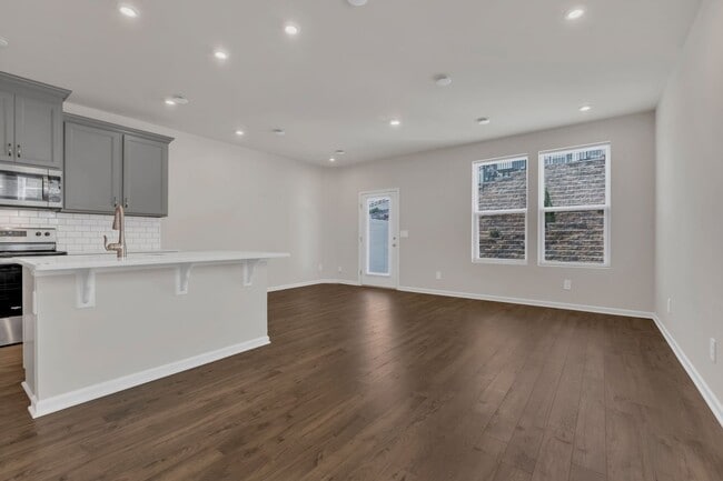 Building Photo - 3 bed/2.5 bath townhome in Tulip Hills wit...