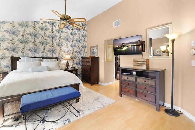 Building Photo - 6040 SE Martinique Dr