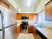 Building Photo - Spacious 2 Bedroom with Large Yard! Walkin...