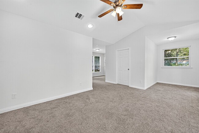 Building Photo - 16643 Lake Cir