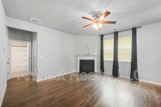 Building Photo - 3012 Hawthorn Farm Blvd