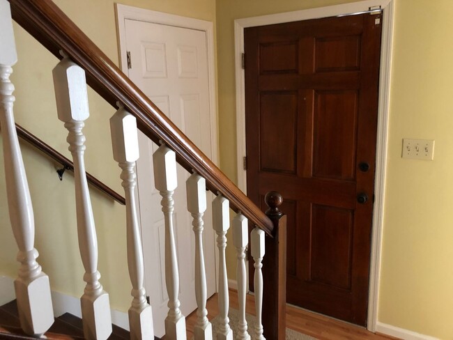 Building Photo - Available now. Beautiful 4BR/2.5BA Home Av...