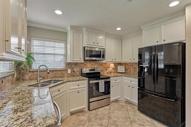 Building Photo - 10657 Royal Cavins Dr