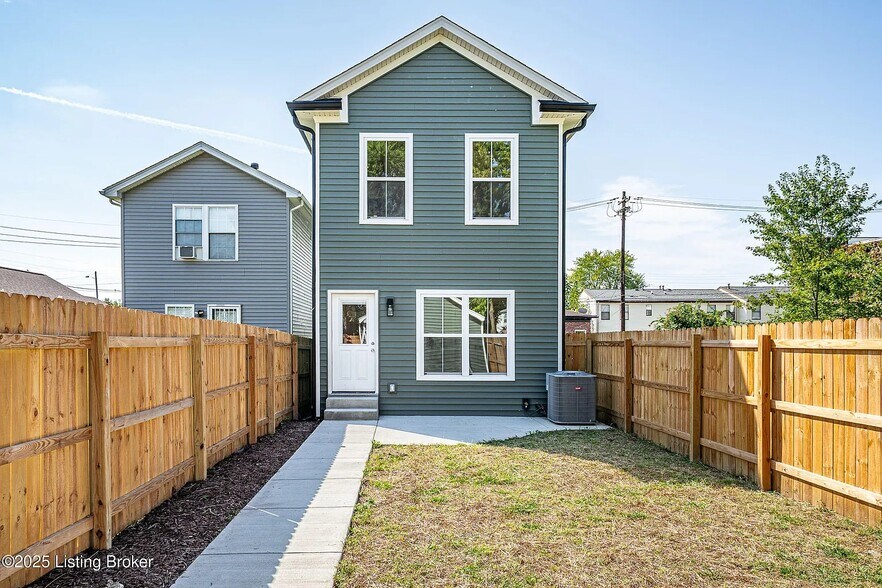 Building Photo - 935 E Madison St