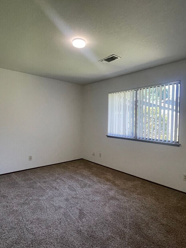 Building Photo - SPACIOUS 3 BED 2 BATH WITH A FAMILY ROOM A...