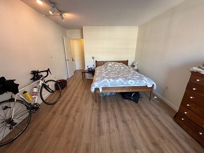 Building Photo - 566 Commonwealth Ave