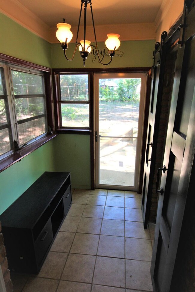 Building Photo - 2 bedroom Ranch with Fenced in Back Yard!!