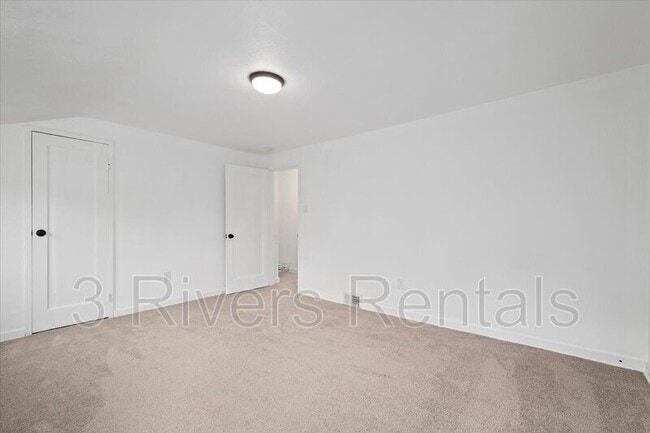 Building Photo - 1419 Dagmar Ave