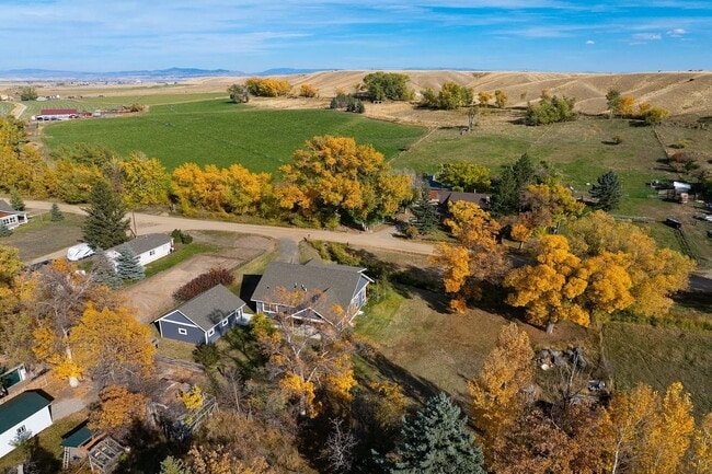 Building Photo - Beautiful and Spacious 3 Bed, 2.5 Bath Hom...