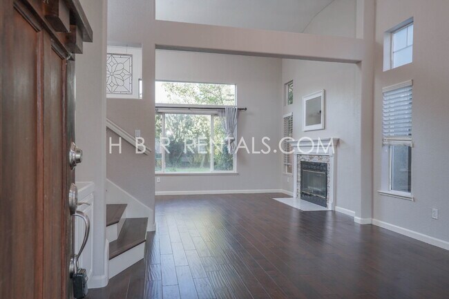 Building Photo - Bright Craftsman-Style 4 Bedroom Home in Q...