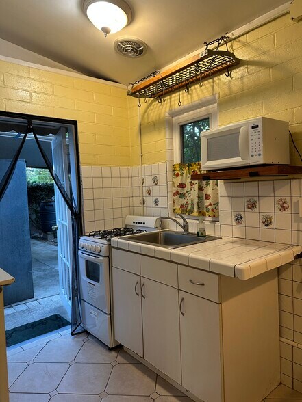 Building Photo - 325A Valle Vista Ave