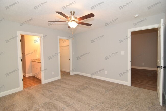 Building Photo - Like new 3 bed/3 bath single-family home f...