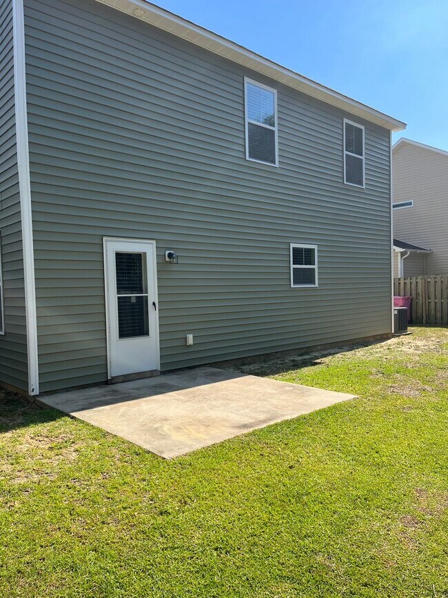 Building Photo - Large home, Pet friendly