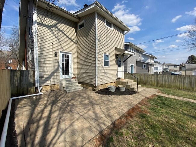 Building Photo - 3 Bedroom House - Grandview Area