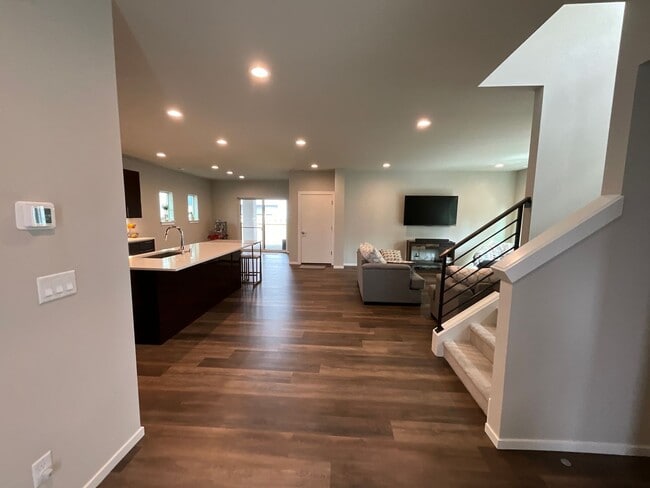 Building Photo - Stunning Black Diamond home-Ten Trails (Pinewood Plan) - Available Early to Mid June
