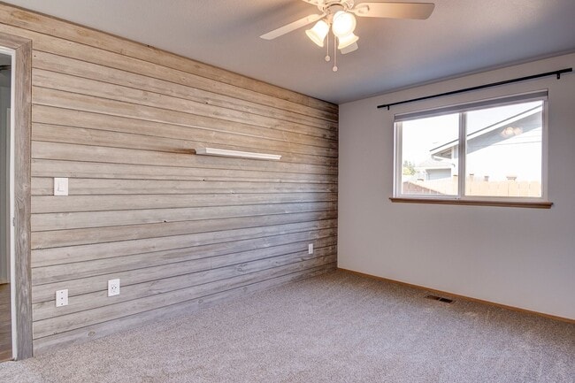 Building Photo - 3 Bed 2 Bath Home near Town
