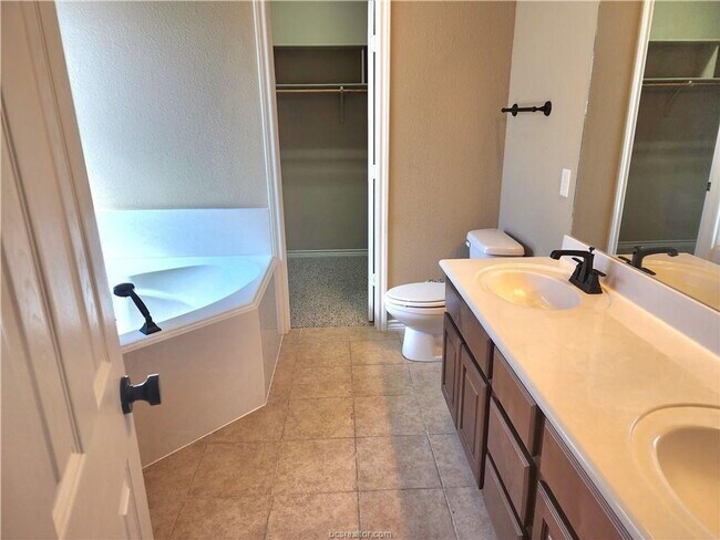 Building Photo - Centrally Located in College Station