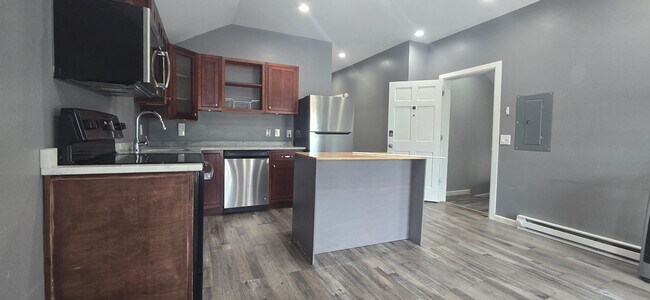 Primary Photo - Beautiful 3/4 bedroom, 1 Bath