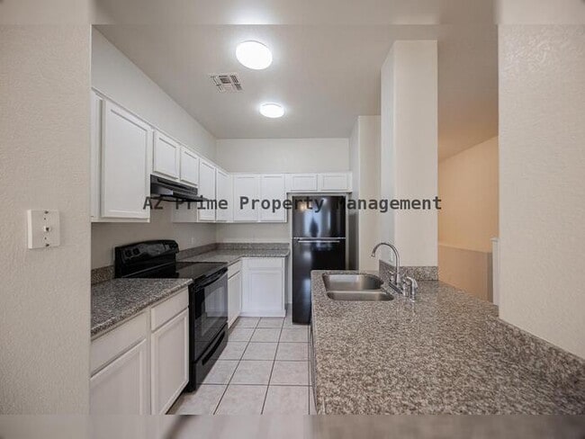 Building Photo - 1961 N Hartford St