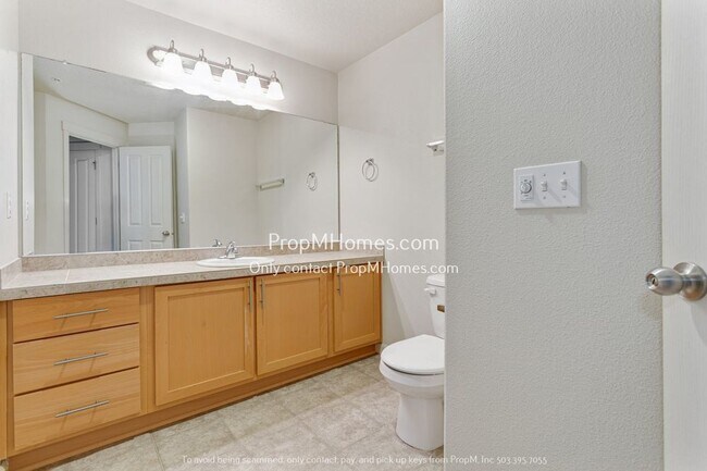 Building Photo - Beautiful Must See Two Bedroom Condo in Ce...