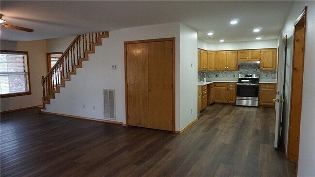 Building Photo - 107 N Elm Springs Rd