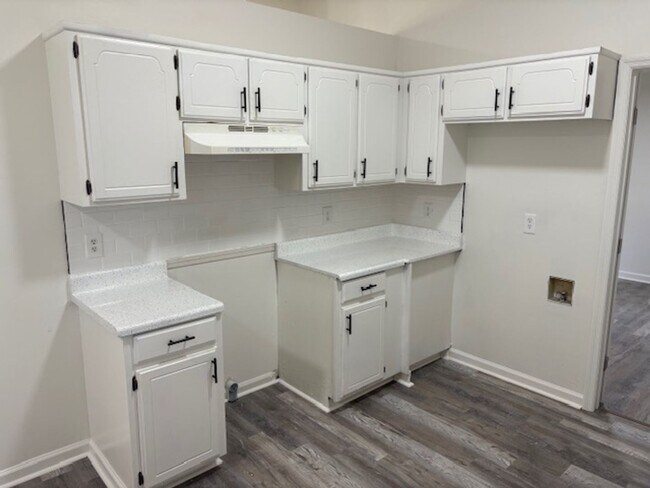 Building Photo - COMING SOON  LaVergne 3BR/1BA new floors, fresh paint, 1 acre lot
