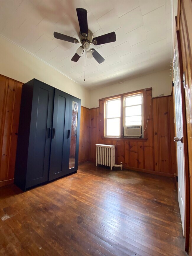 Building Photo - 172 W 49th St