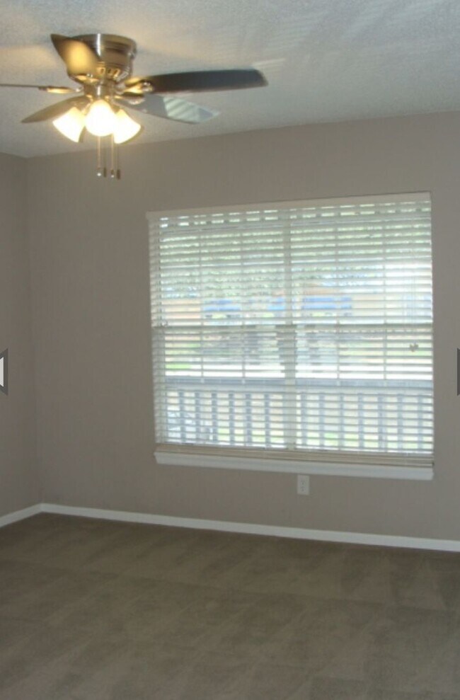 Building Photo - 313 Dirksen Dr