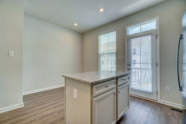 Building Photo - 2 bedroom townhome in Portsmouth